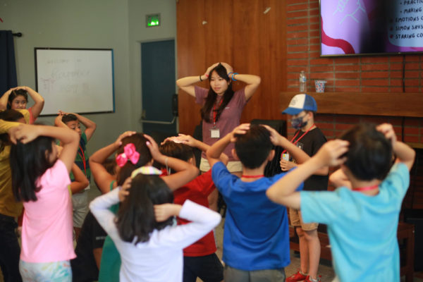 Thi Chan is teaching a group of children as a part of her mental health program.
Photo via MIX academy.